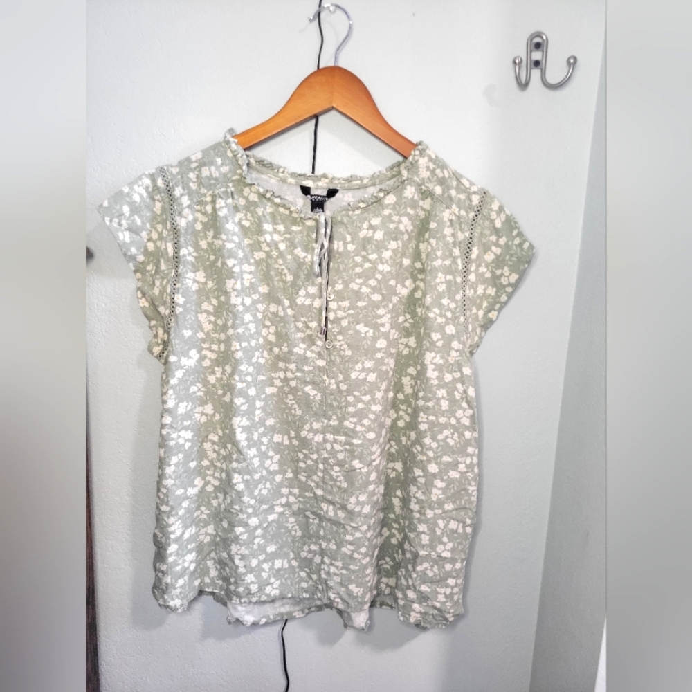 Green floral blouse with Tie, Flutter Sleeve Buffalo David Bitton, size Large
